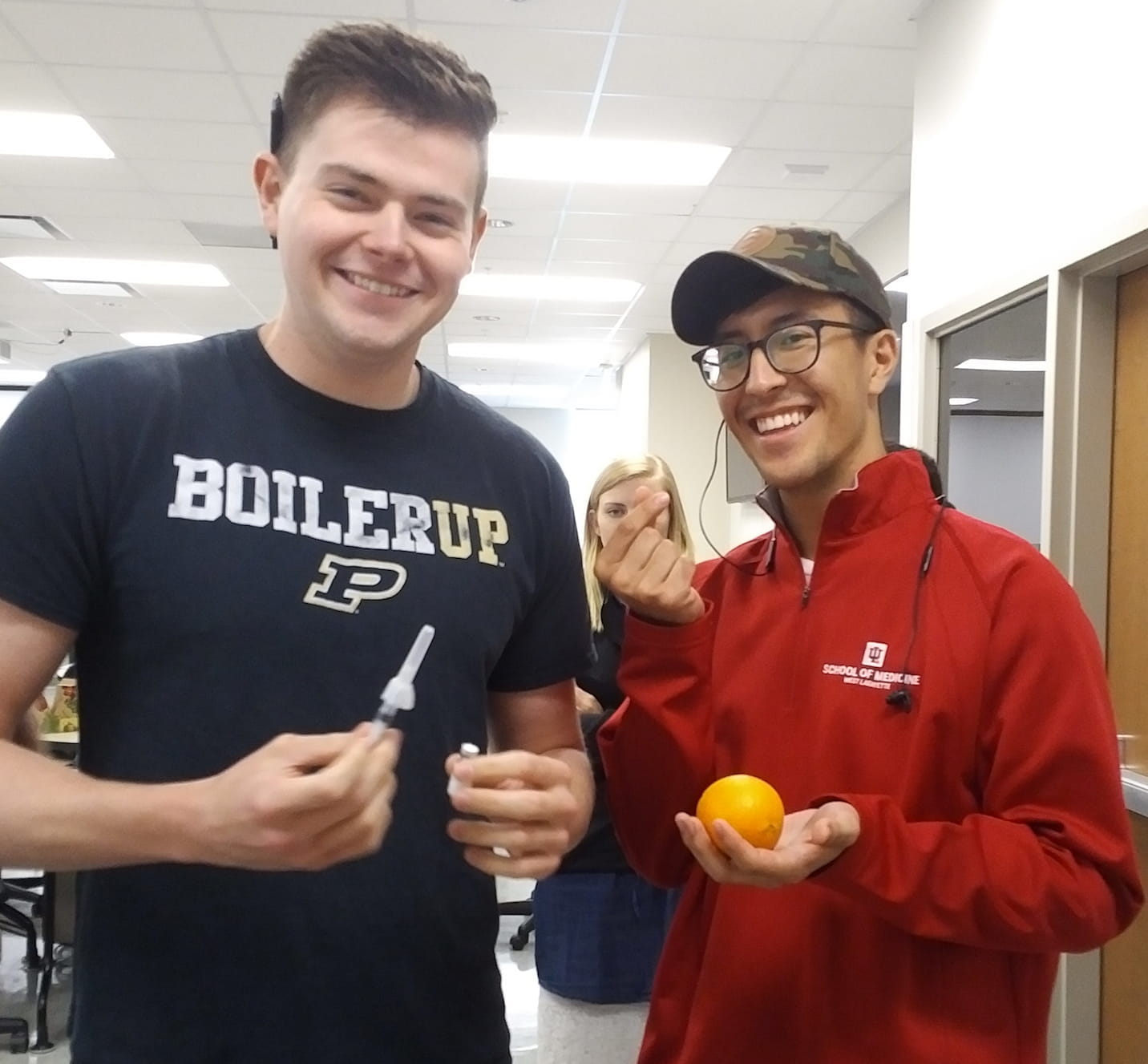 IUSM WL students practice administering naloxone