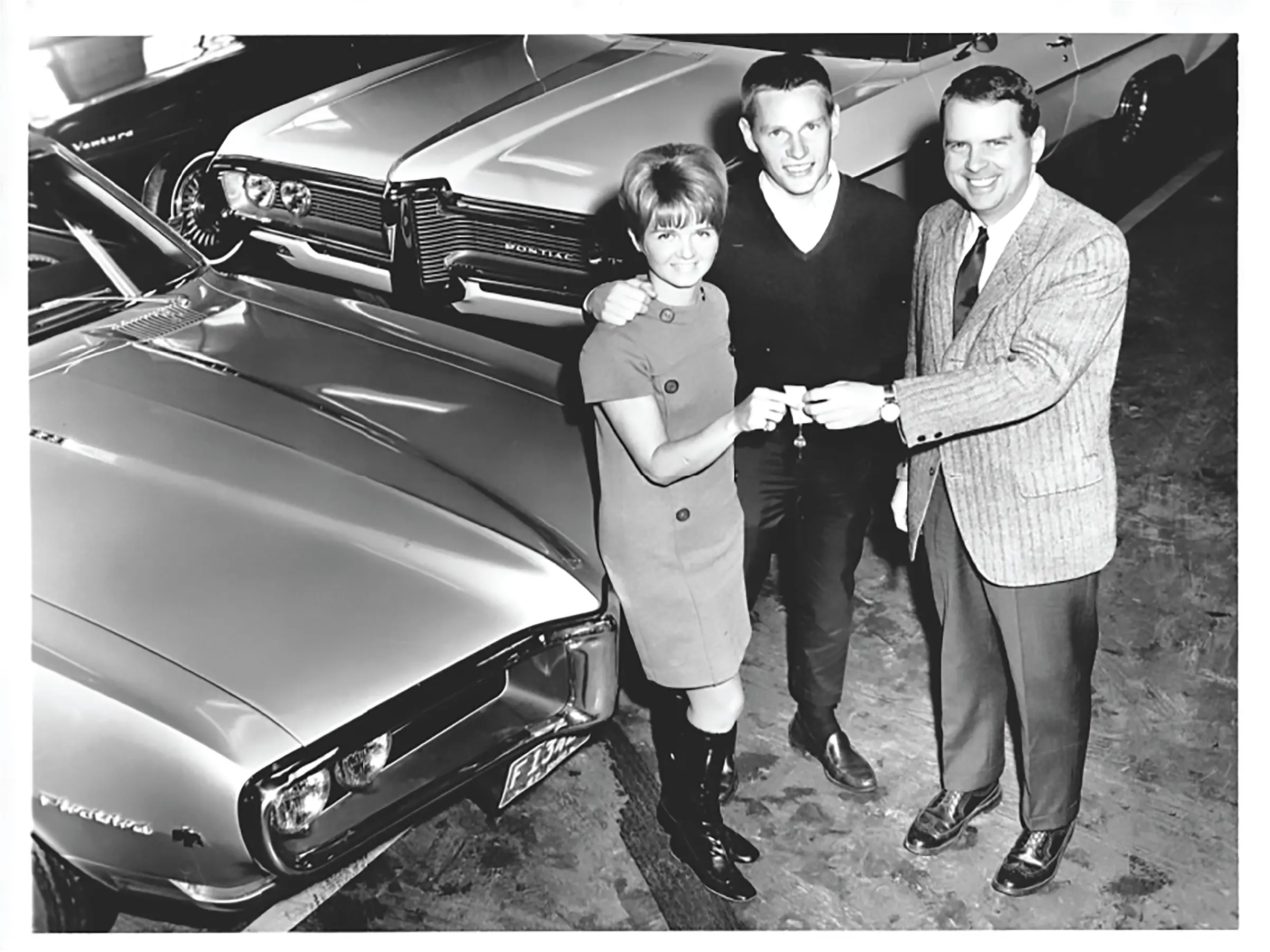 Tom Wood handing over Keys-02