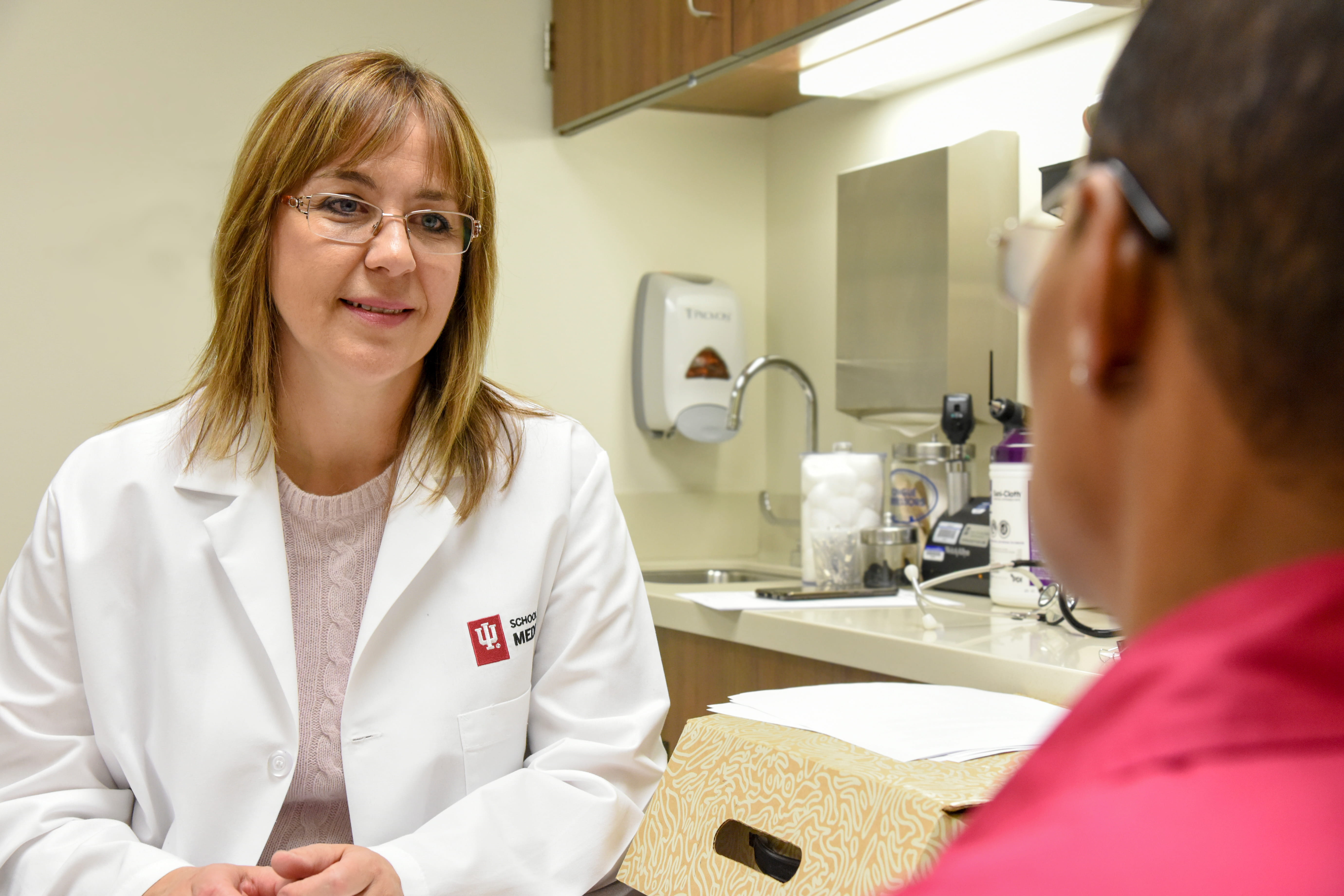 Liana Apostolova works with a LEADS study participant.