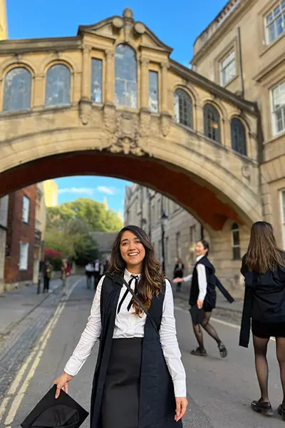 Contreras Burrola posing in front of Oxford's Hertford Bridge.
