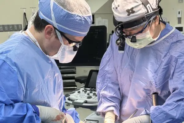 Rachel Kim (pictured right) operating with an attending. | Photo courtesy Rachel Kim