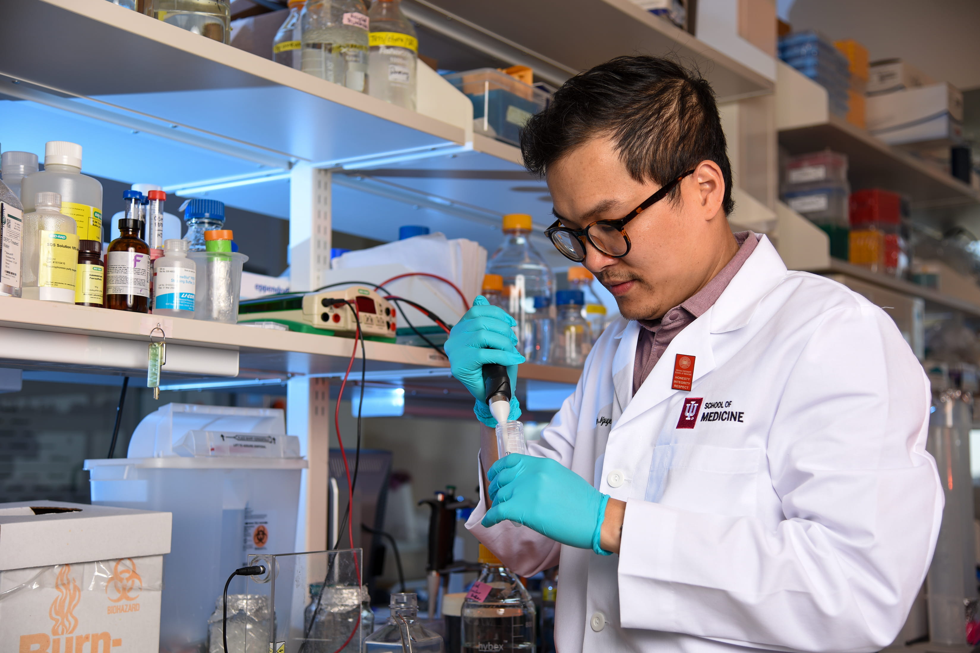 a researcher works in the lab