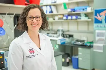 Rachel Katzenellenbogen in the lab