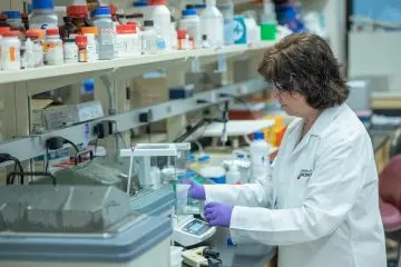 Joan Cook-Mills working in the lab