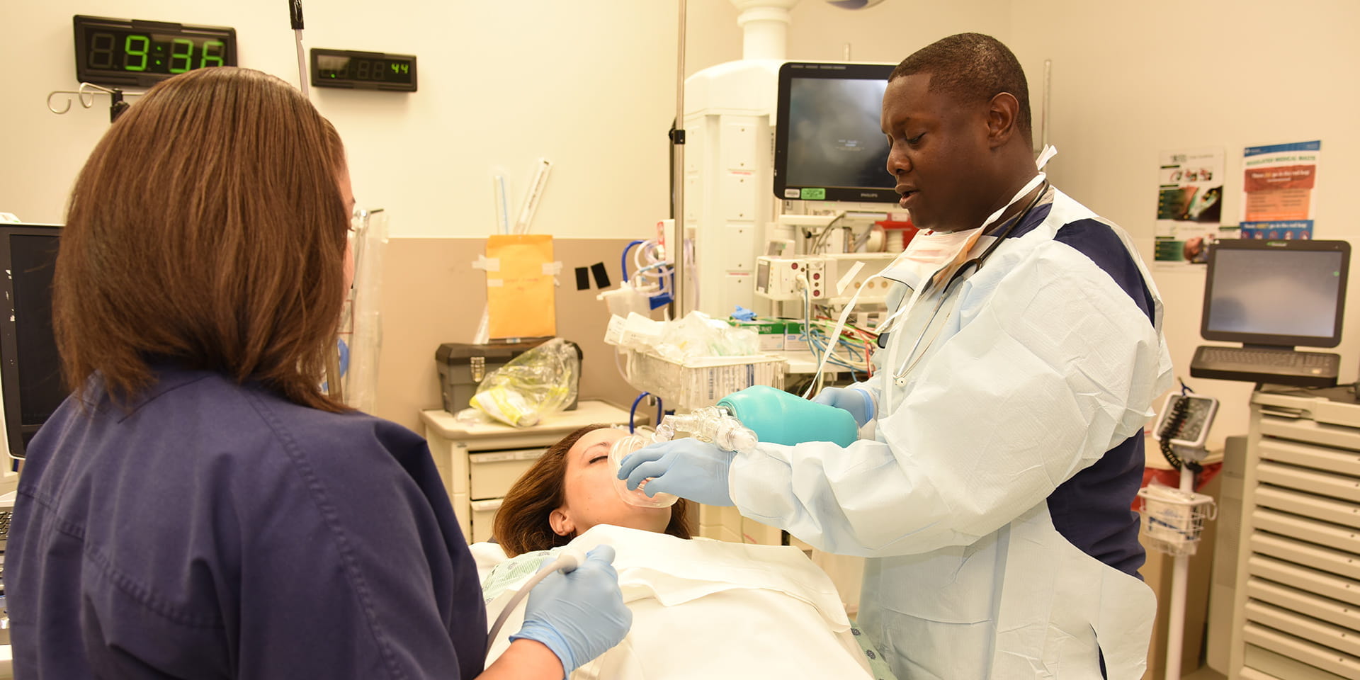 Dr. Paul Musey teaches a learner in the emergency department.