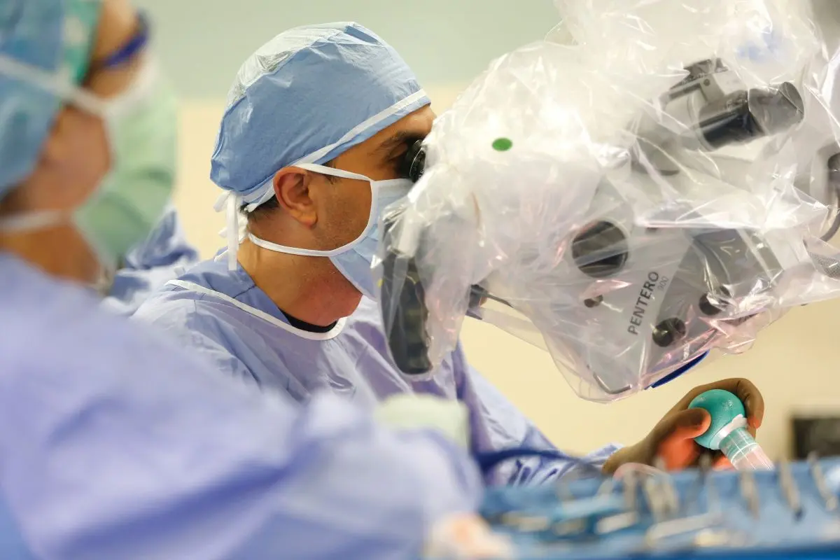 neurosurgeons perform surgery in the OR
