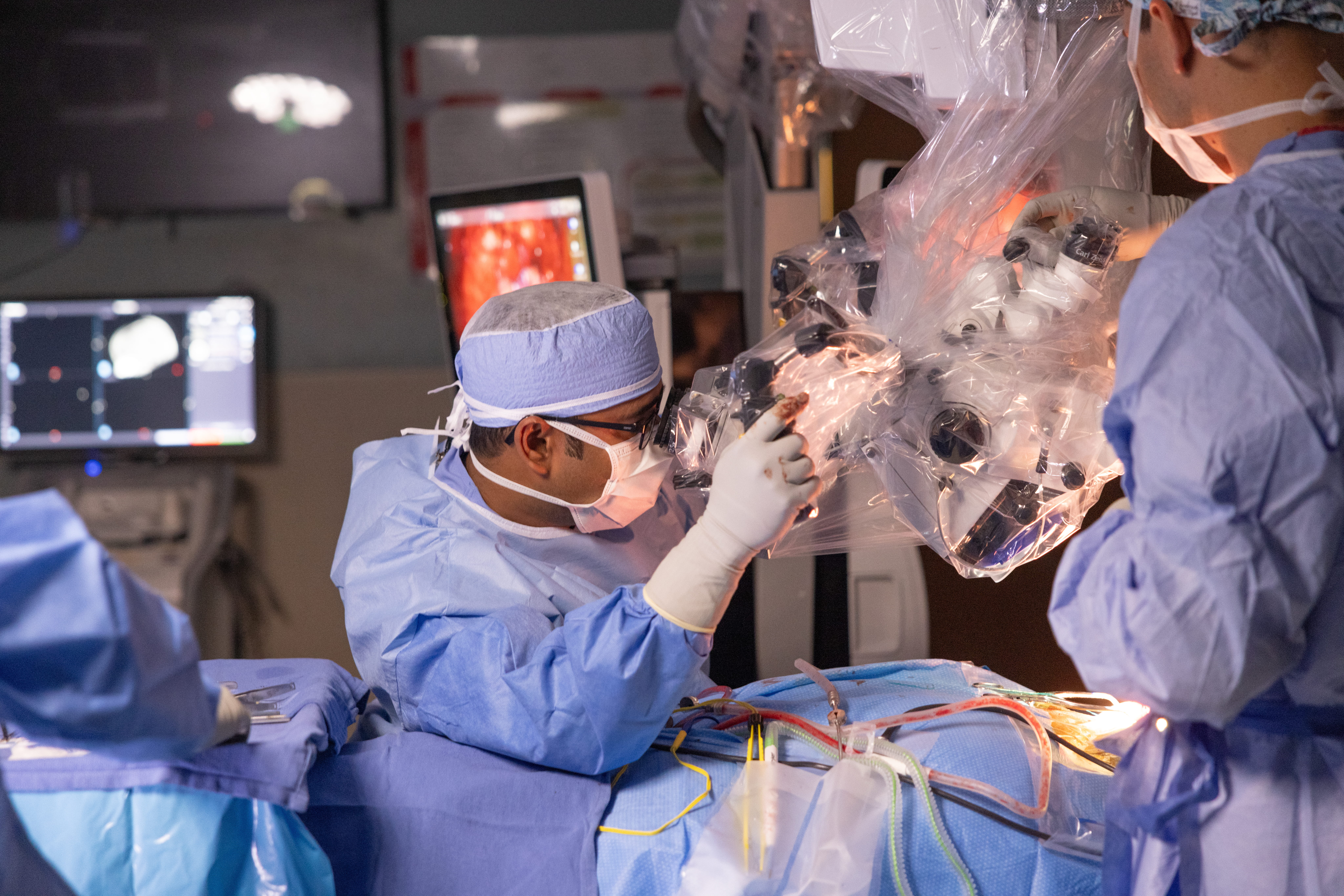 Neurosurgeons working in the operating room 