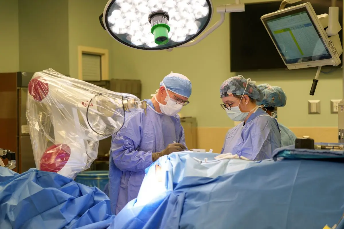 neurosurgeons perform surgery in the OR