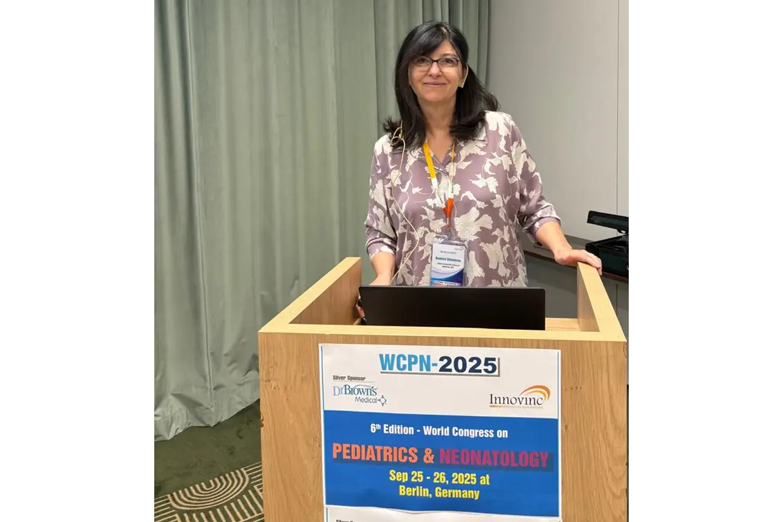Woman presenting at a conference