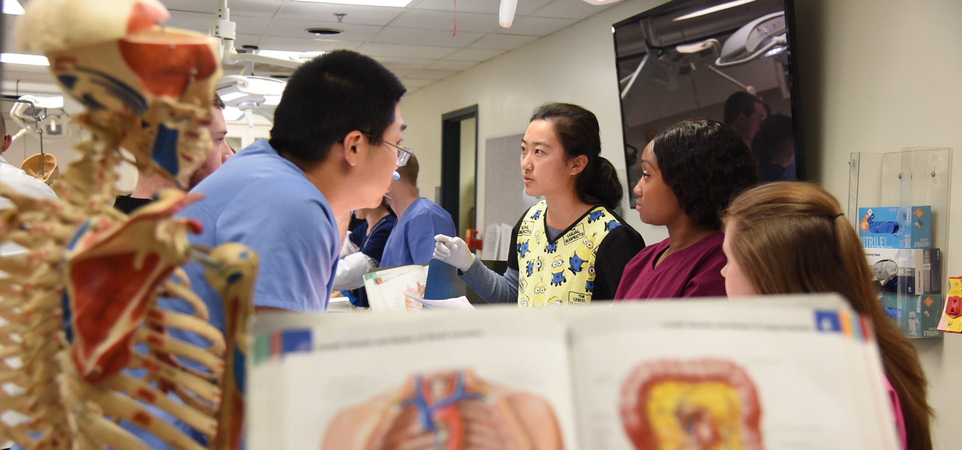 students work together in muncie anatomy lab
