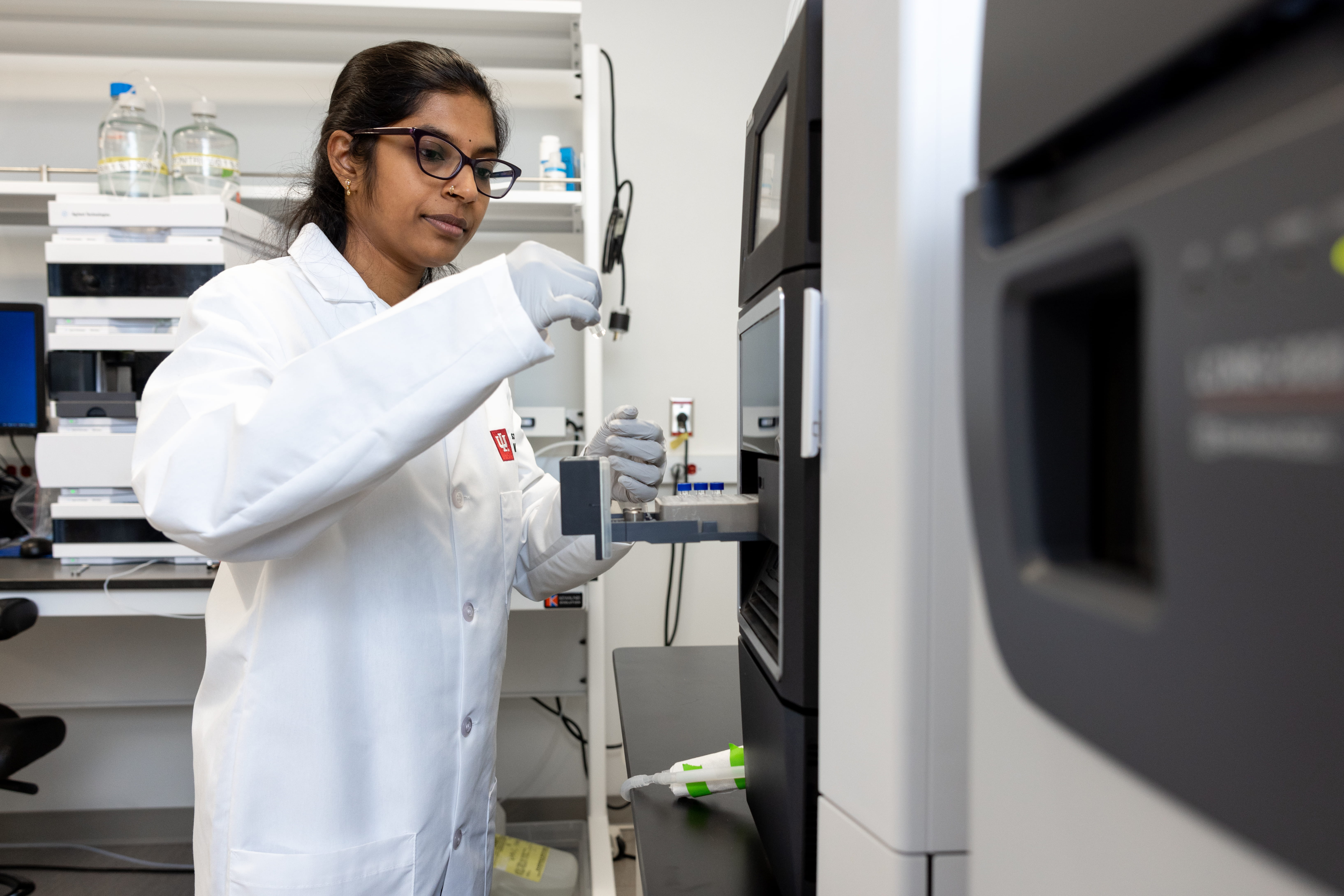 a researcher uses a machine in the lab