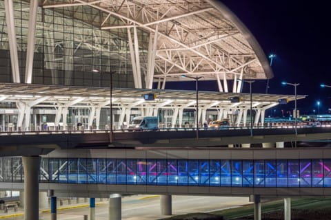drop off area in front of indianapolis international airpoirt