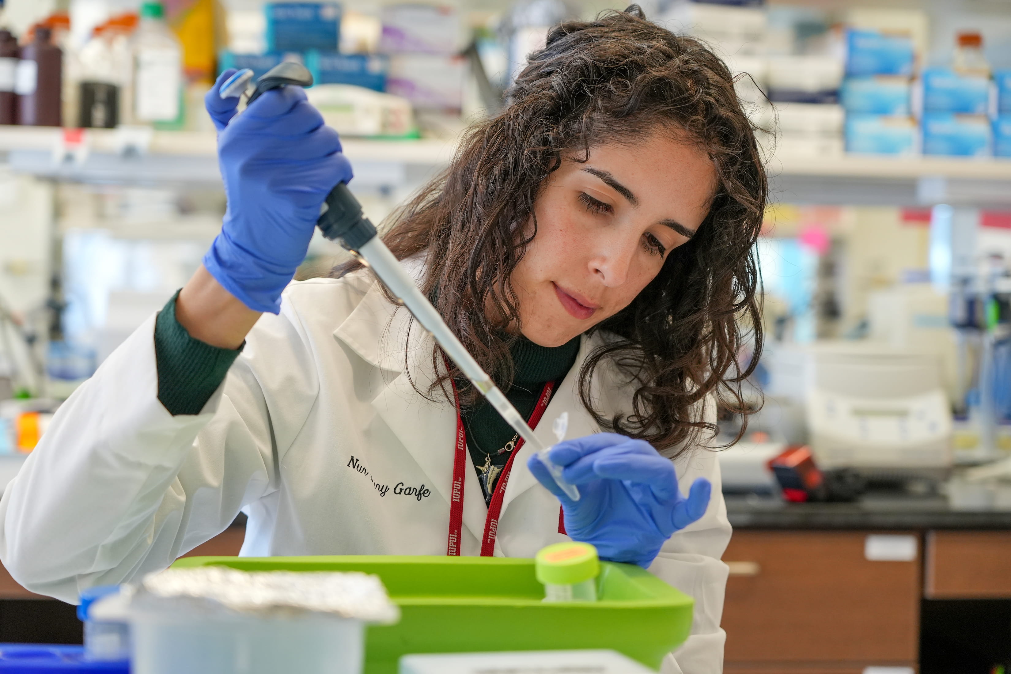 Nur Jury-Garfe in the research lab