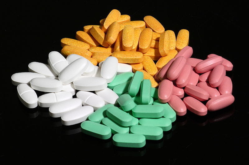 800px-Four_colors_of_pills