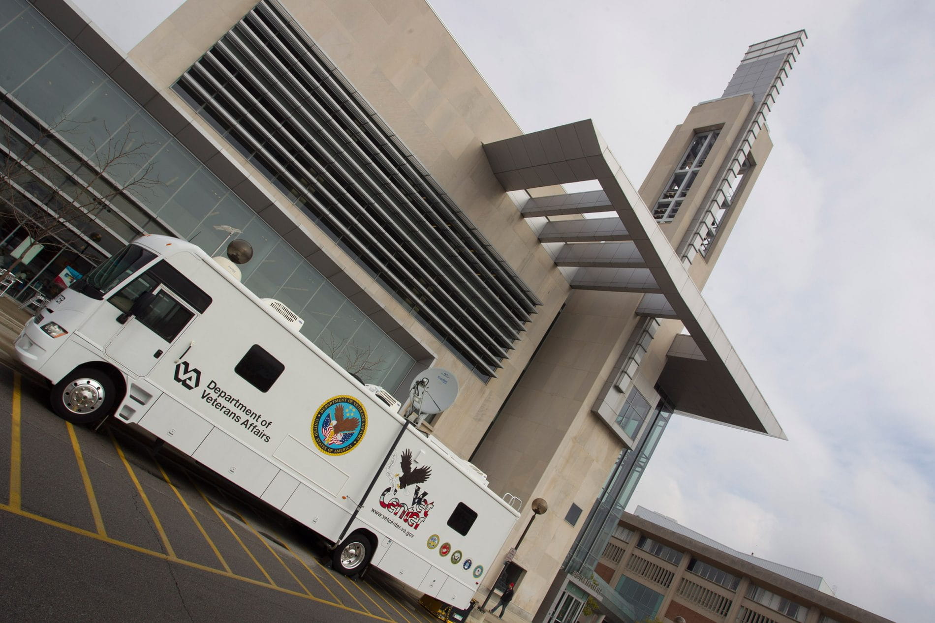 Veterans_Affairs_Truck_at_IUPUI_Campus_Center