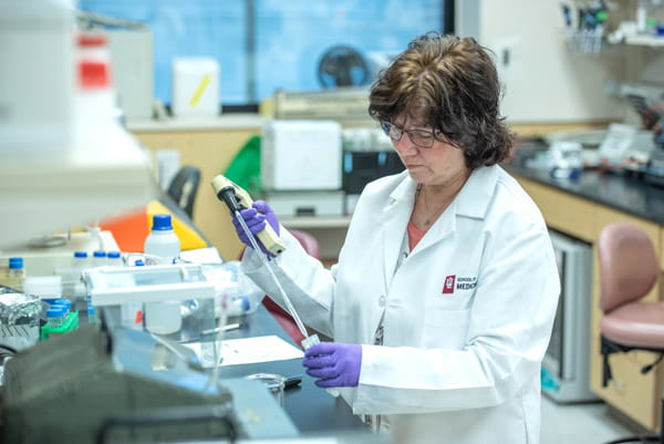 joan cook-mills works in the lab