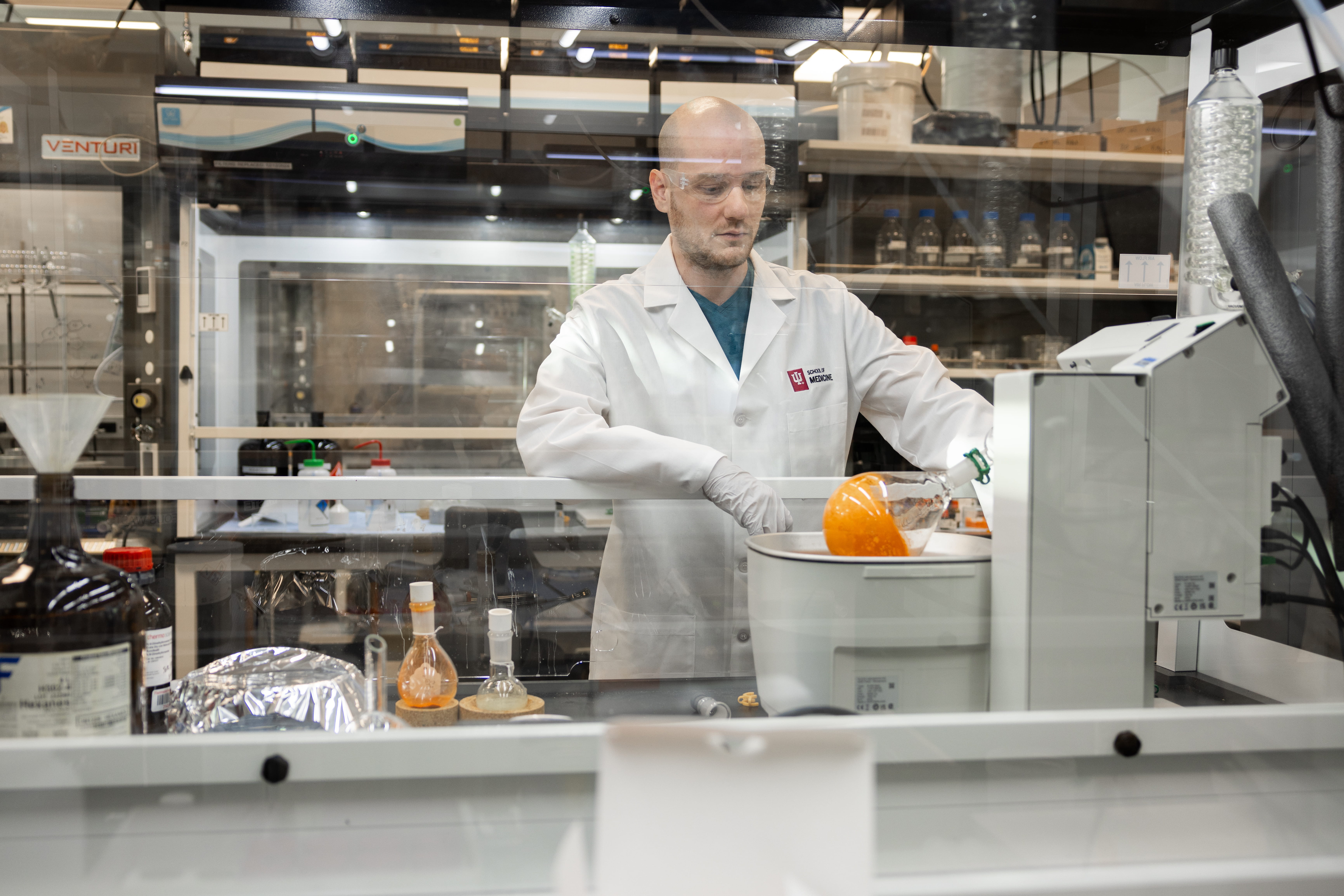 Avi Benitah works in an IBRI research lab