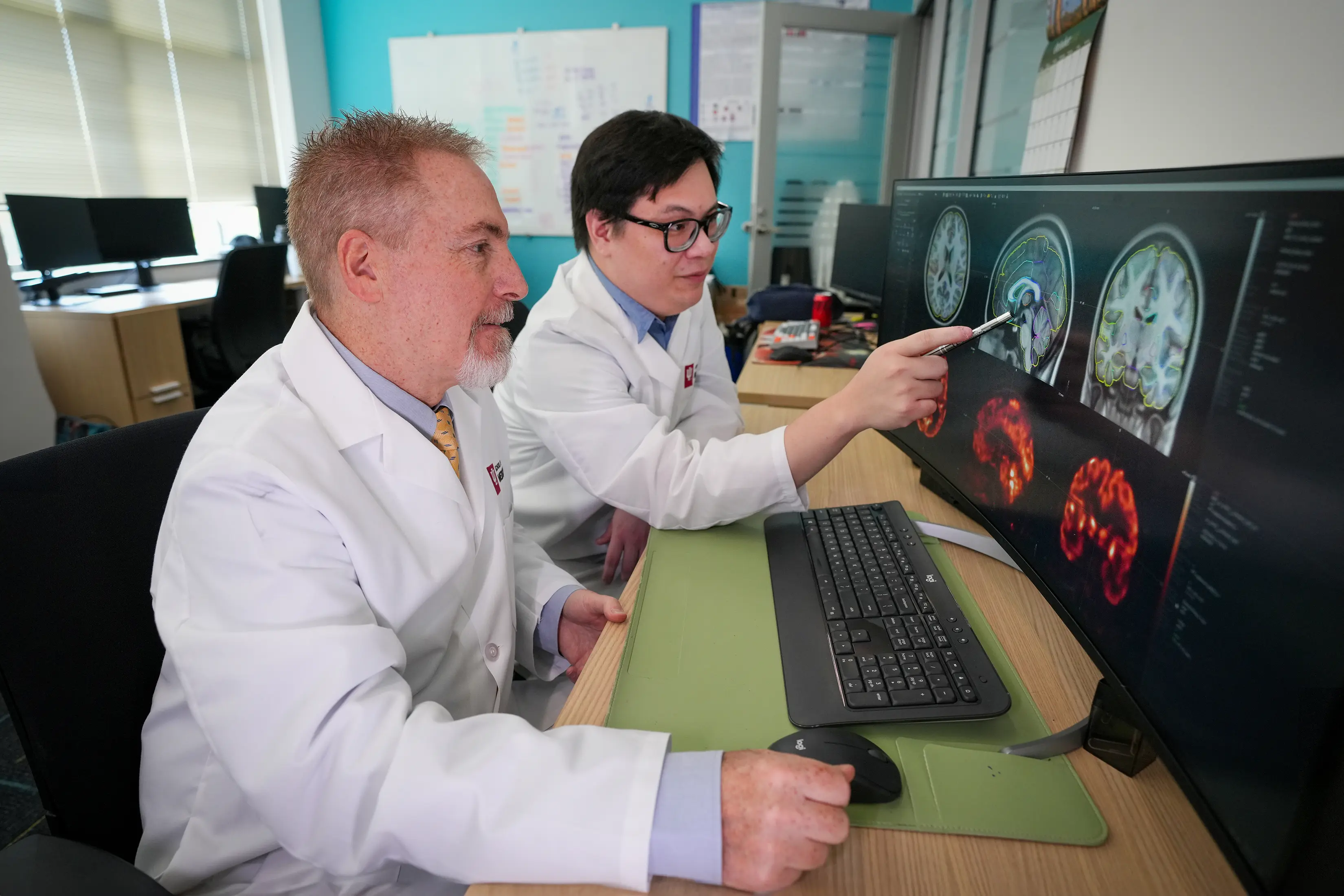 Researchers view brain scans