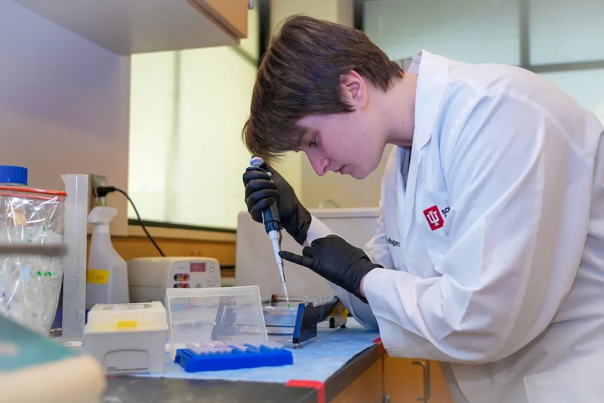 kayleigh jennings prepares samples in the lab