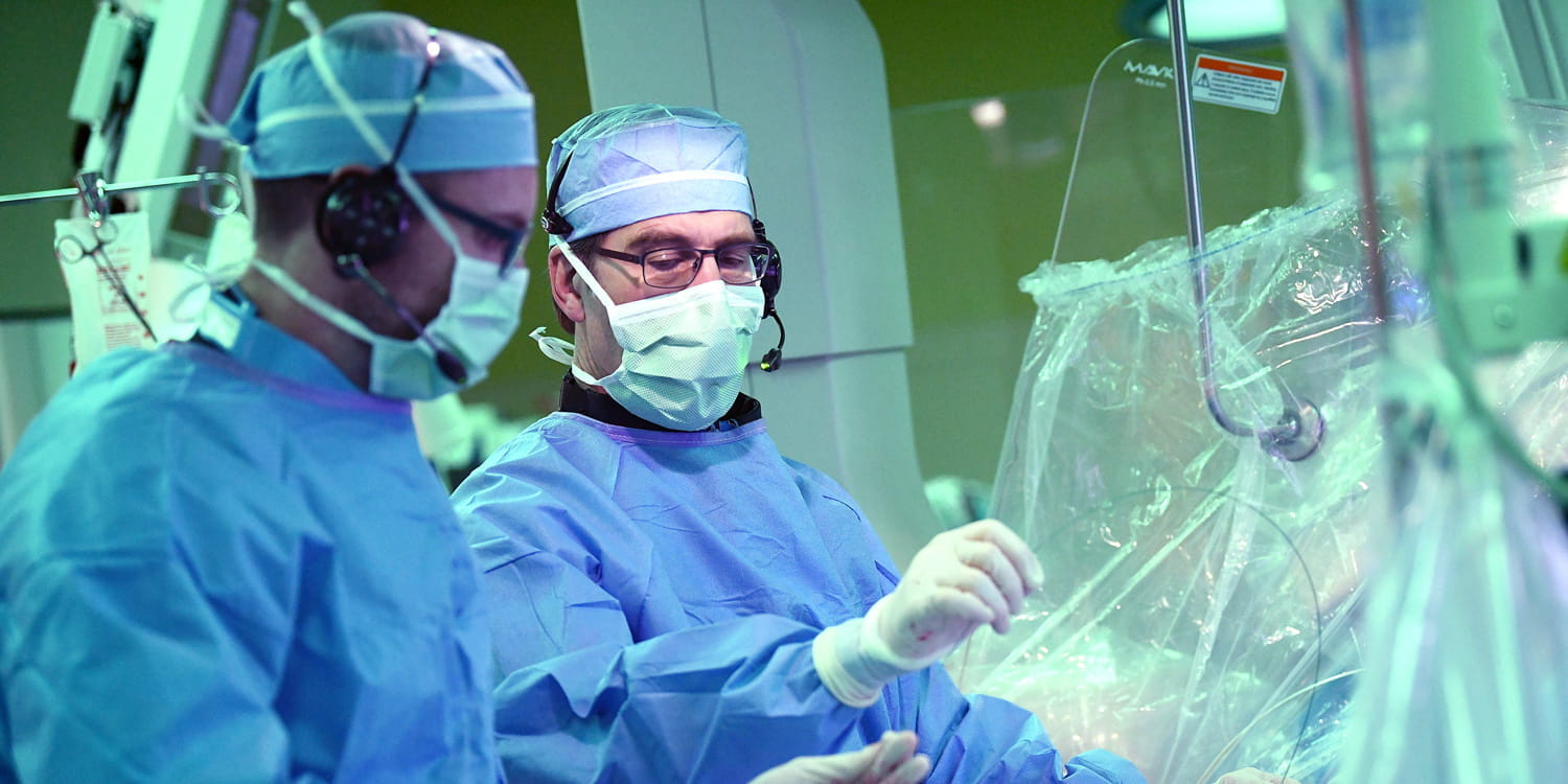 two surgeons working in the operating room